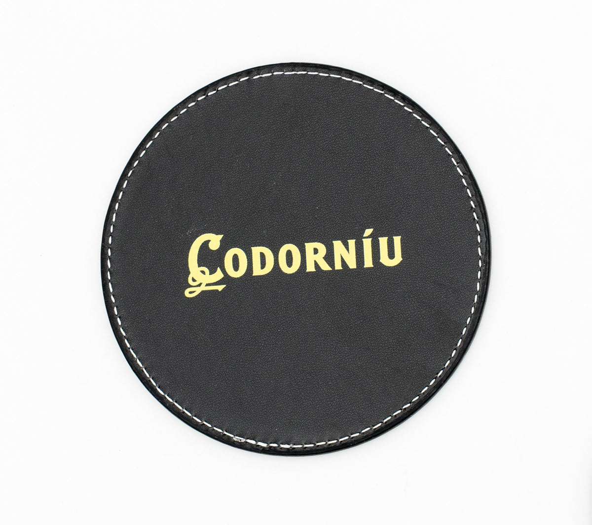 Base para copos redonda preta com logótipo Codorníu em tom dourado.