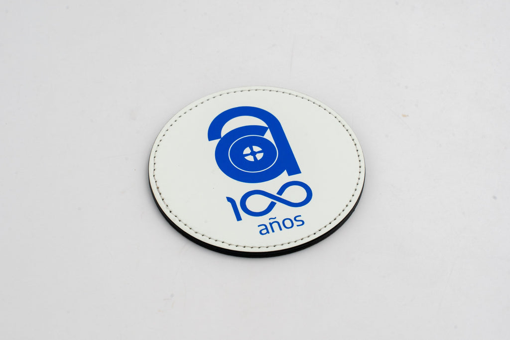 Base para copos redonda branca com logótipo comemorativo dos cem anos em azul.