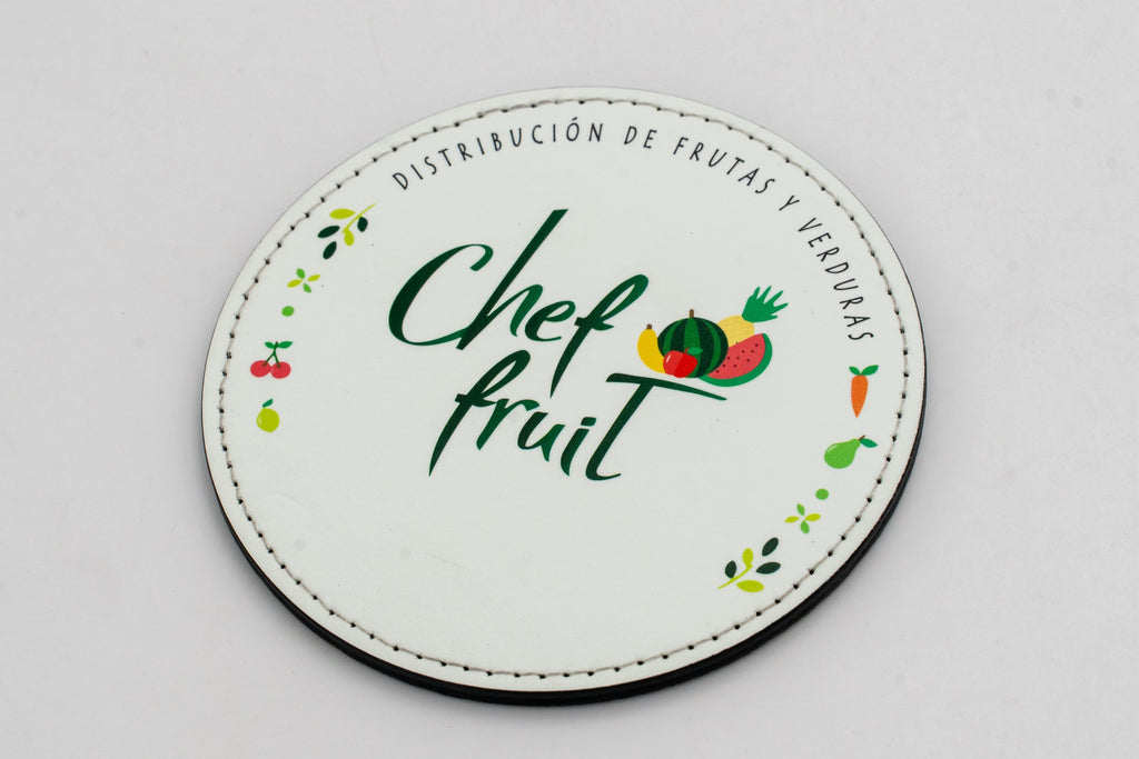 Base para copos redonda branca com marca Chef Fruit e fruta a cores.
