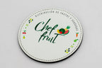 Base para copos redonda branca com marca Chef Fruit e fruta a cores.