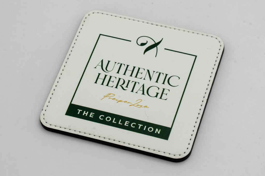 Base para copos quadrada branca com logótipo Authentic Heritage verde.