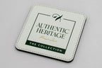 Base para copos quadrada branca com logótipo Authentic Heritage verde.