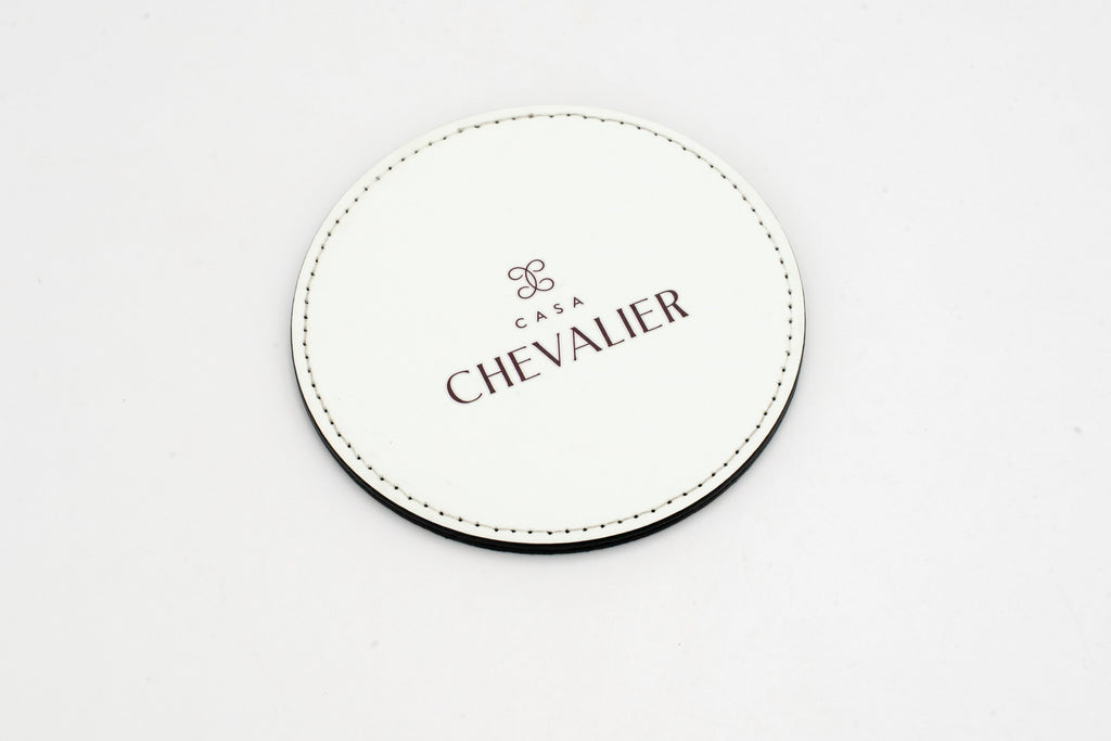 Base para copos redonda branca com logótipo Chevalier cinzento.