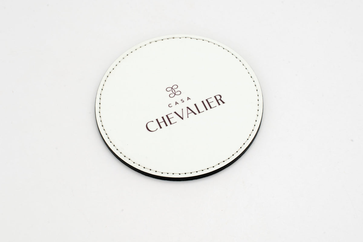 Base para copos redonda branca com logótipo Chevalier cinzento.