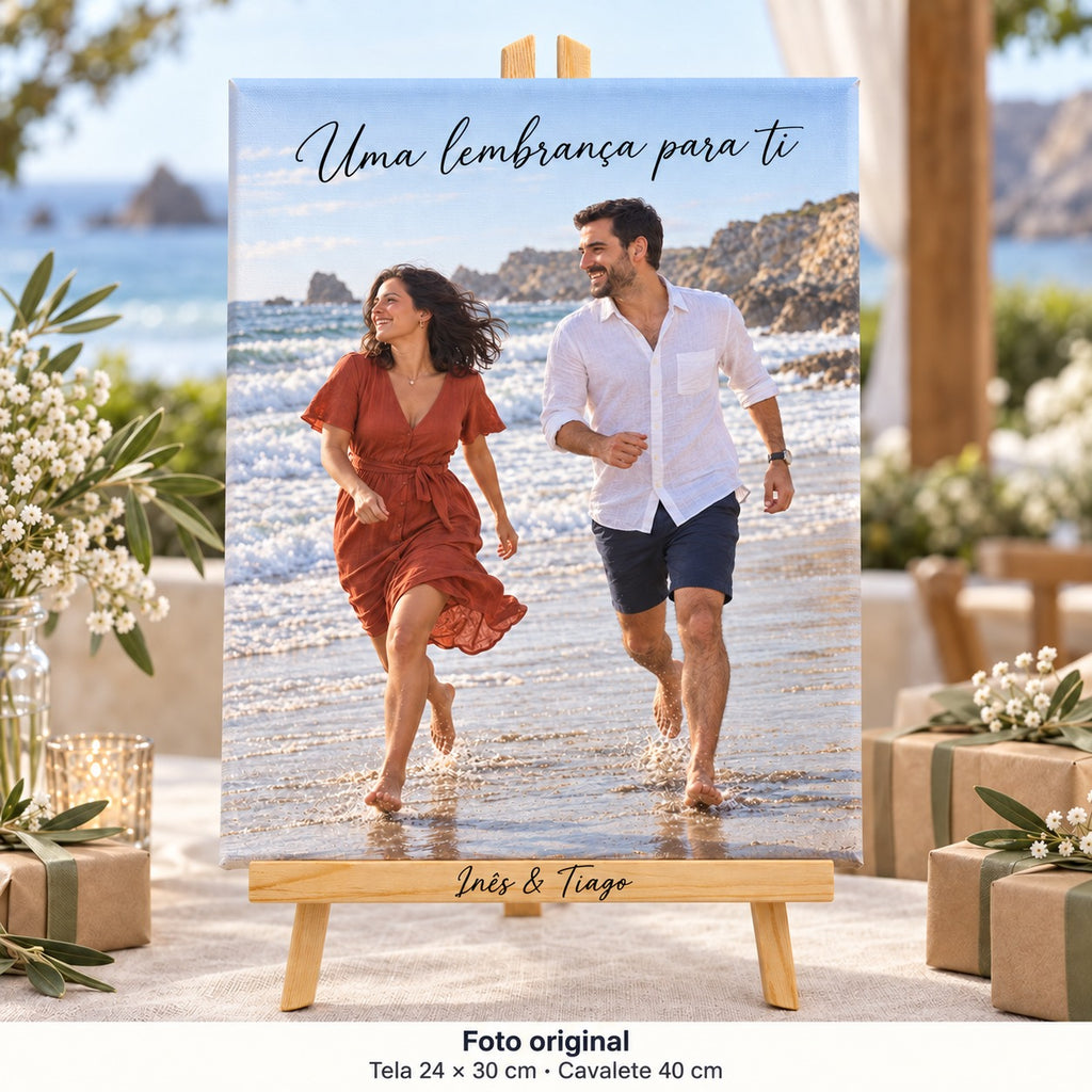 Tela de 24 × 30 cm com fotografia pré-casamento de Inês e Tiago e «Uma lembrança para ti», na mesa de lembranças para os convidados.
