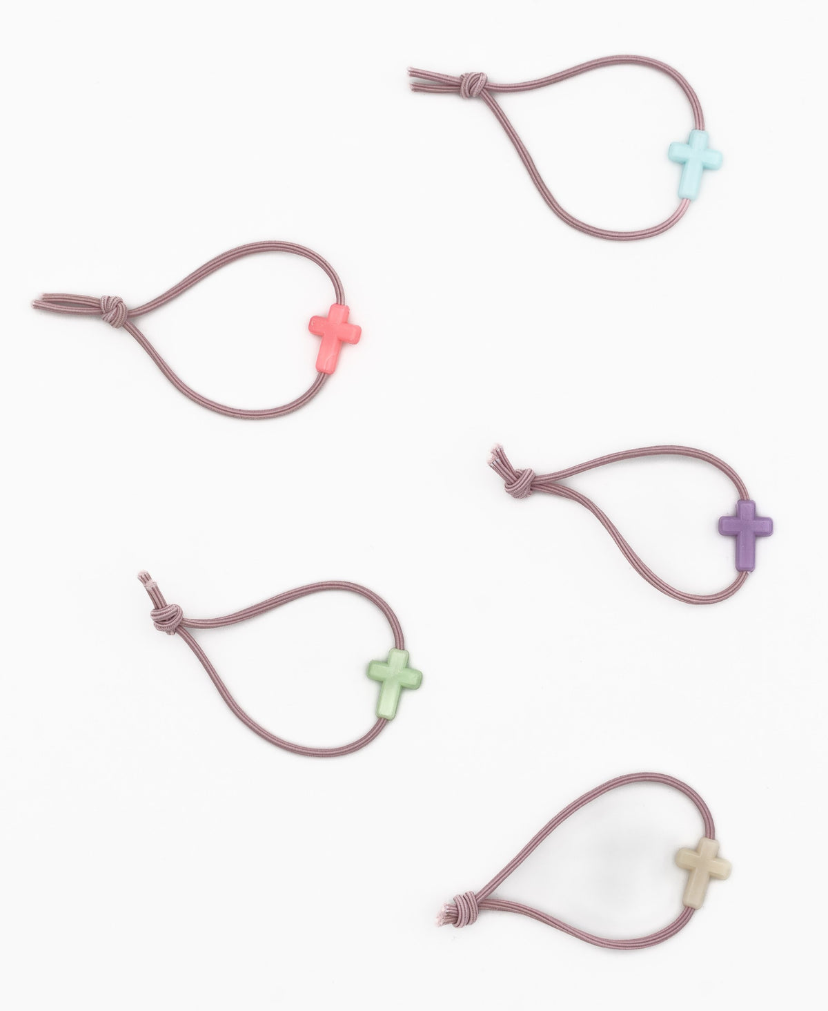 Cinco pulseiras elásticas malva com motivos de cruzes em silicone de vários tons.