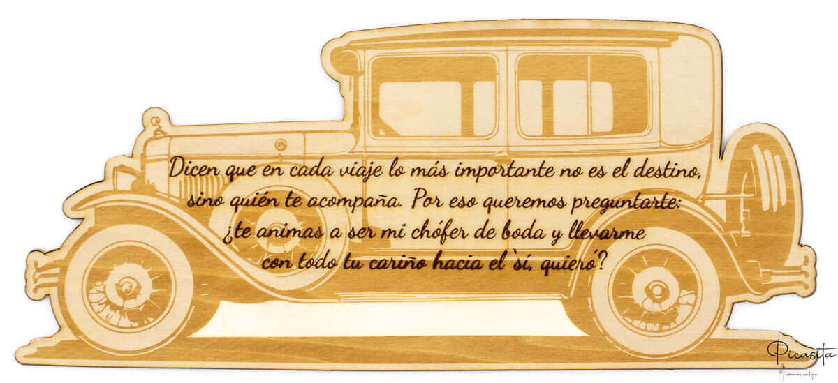 Silueta de madera de coche antiguo con texto grabado pidiendo ser chófer de boda.