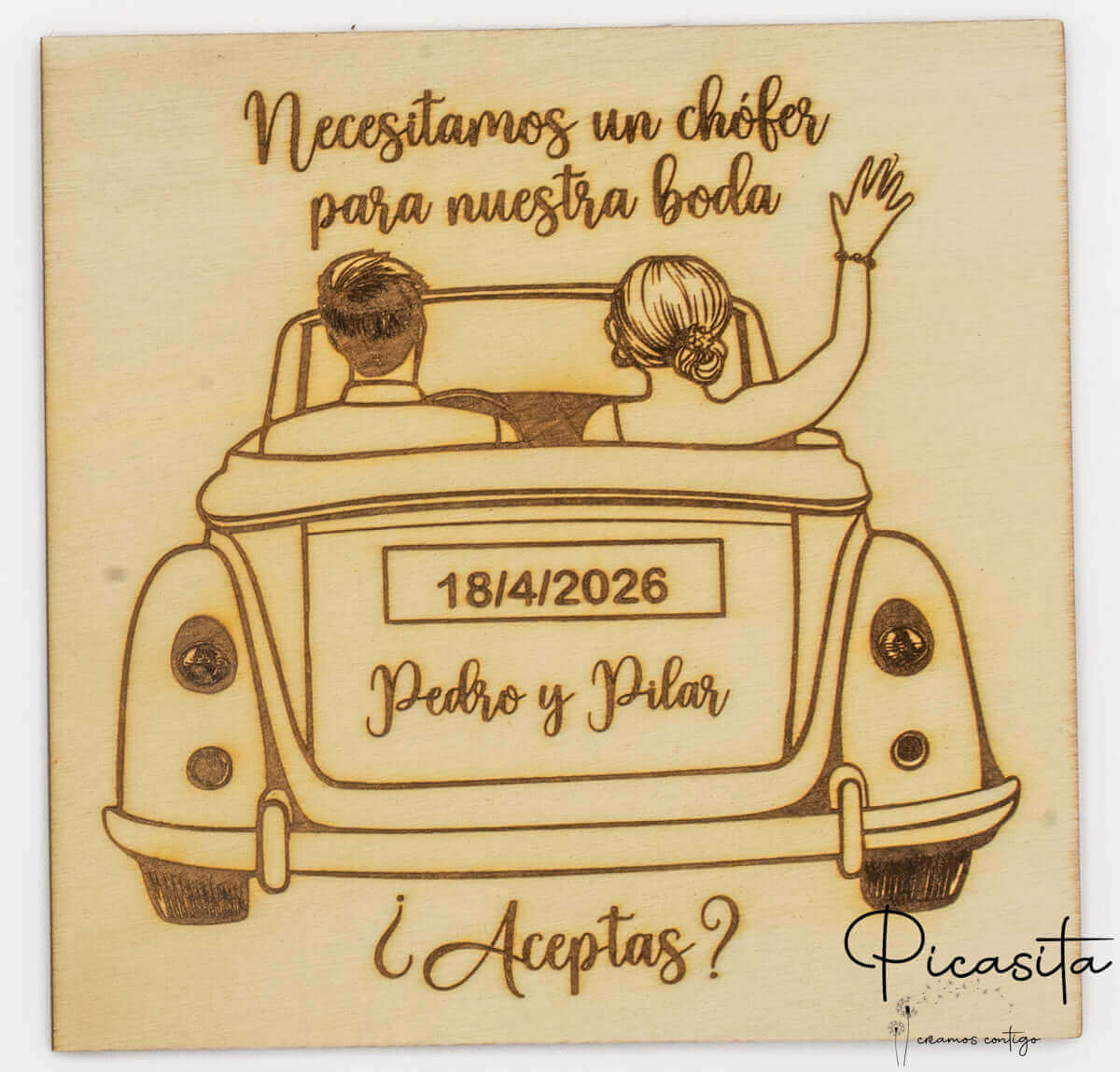 Silueta de coche vintage en madera natural con mensaje grabado para el gran día.
