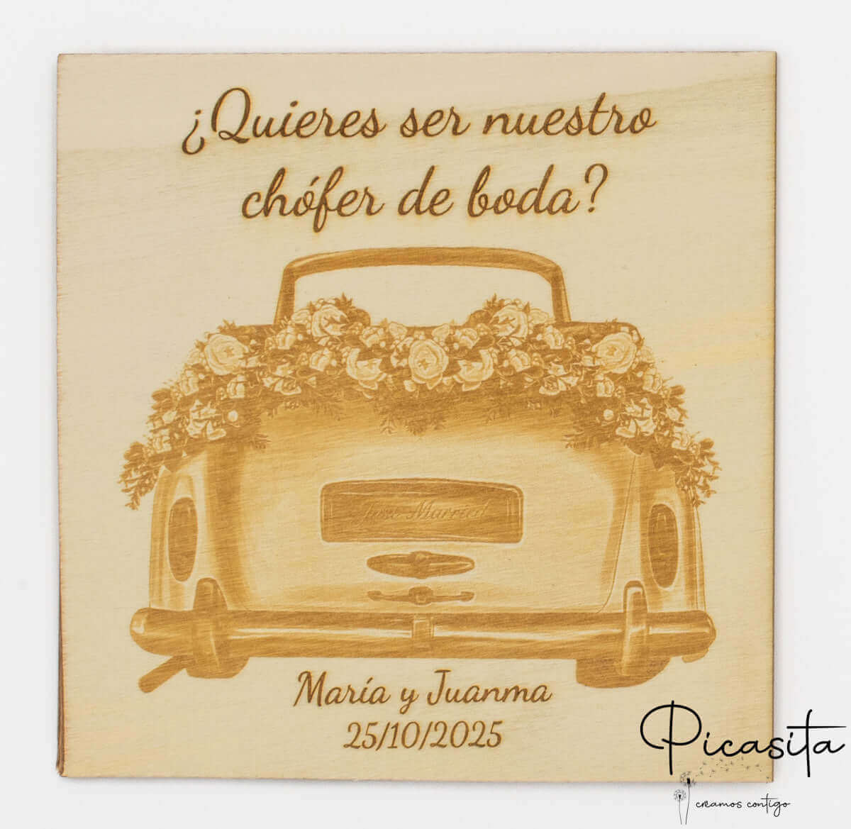 Placa cuadrada de madera con grabado de parte trasera de coche nupcial y fecha.