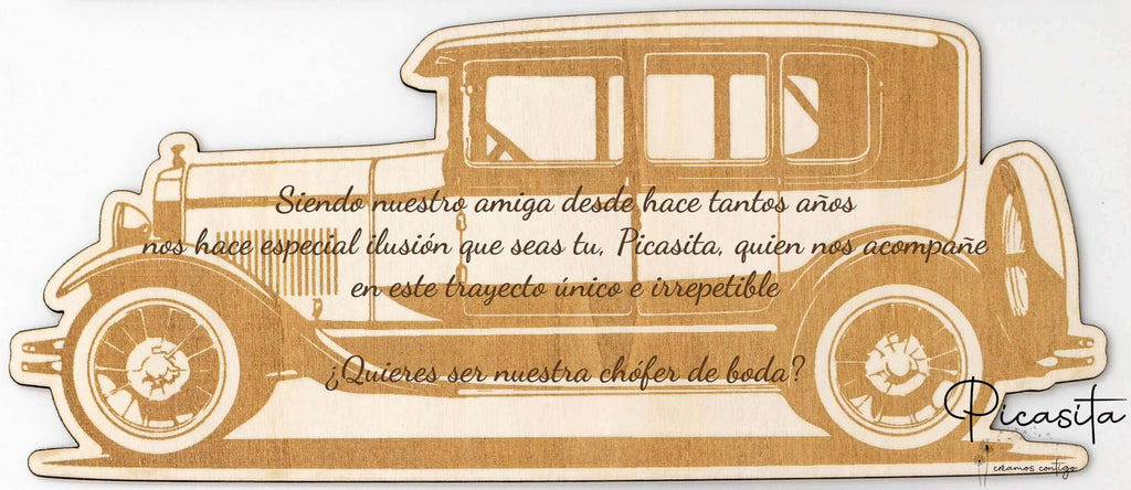 Cartel artesanal de madera con mensaje ¿Quieres ser nuestra chófer de boda? grabado a láser.