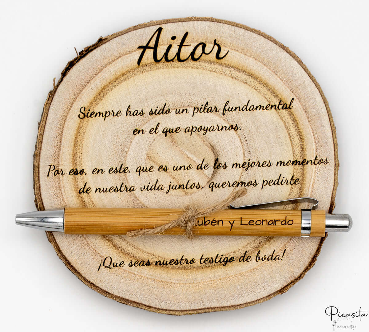 Rodaja de madera de Paulownia con corteza natural y mensaje para Aitor.
