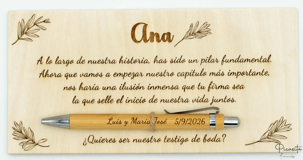 Placa rectangular de madera clara con bolígrafo de bambú y texto para Ana.