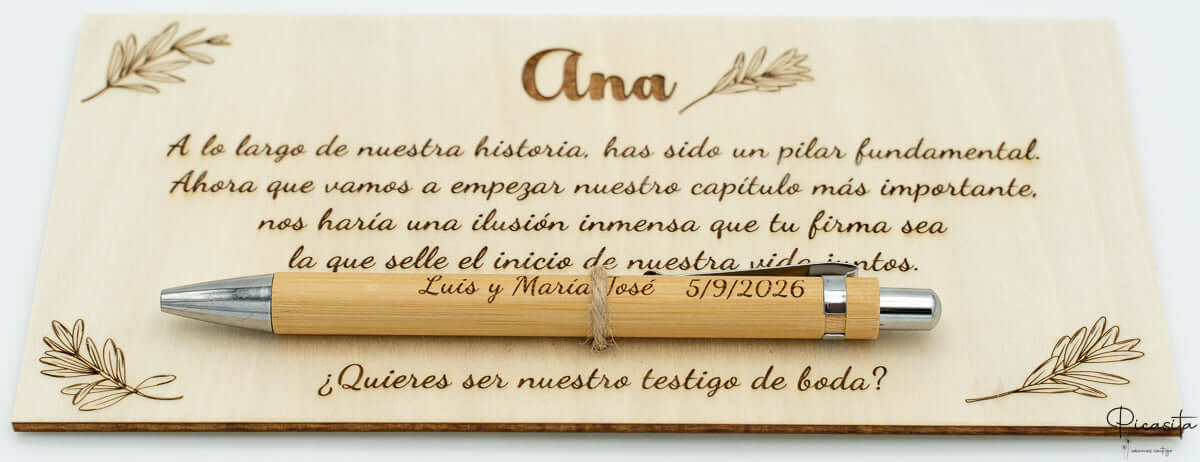 Detalle de placa de contrachapado personalizada con nombres y fecha en el bolígrafo.