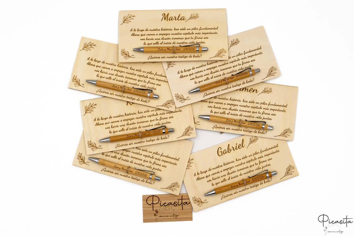 Varios modelos de placas y rodajas de madera personalizadas para testigos de boda.
