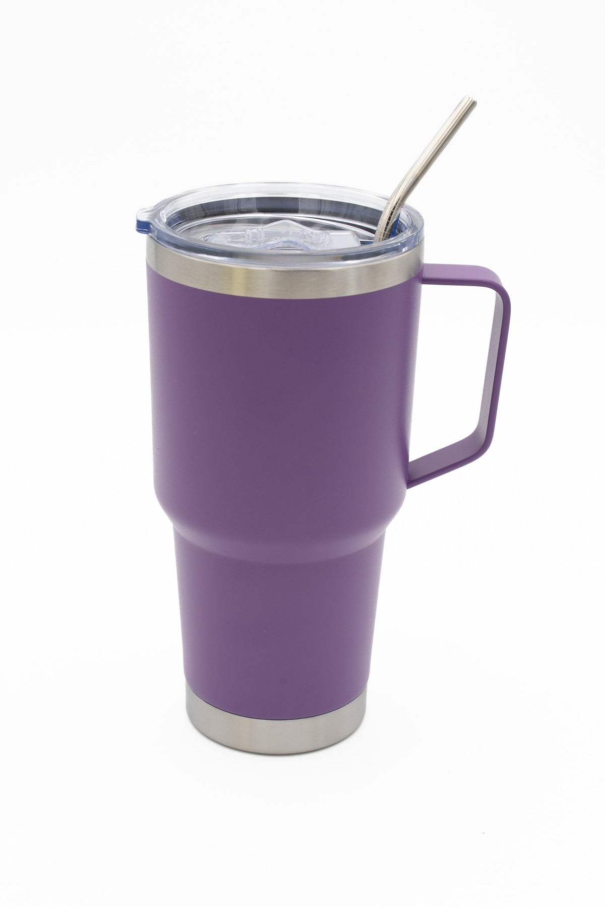 Copo térmico roxo com pega e palhinha metálica numa tampa transparente.