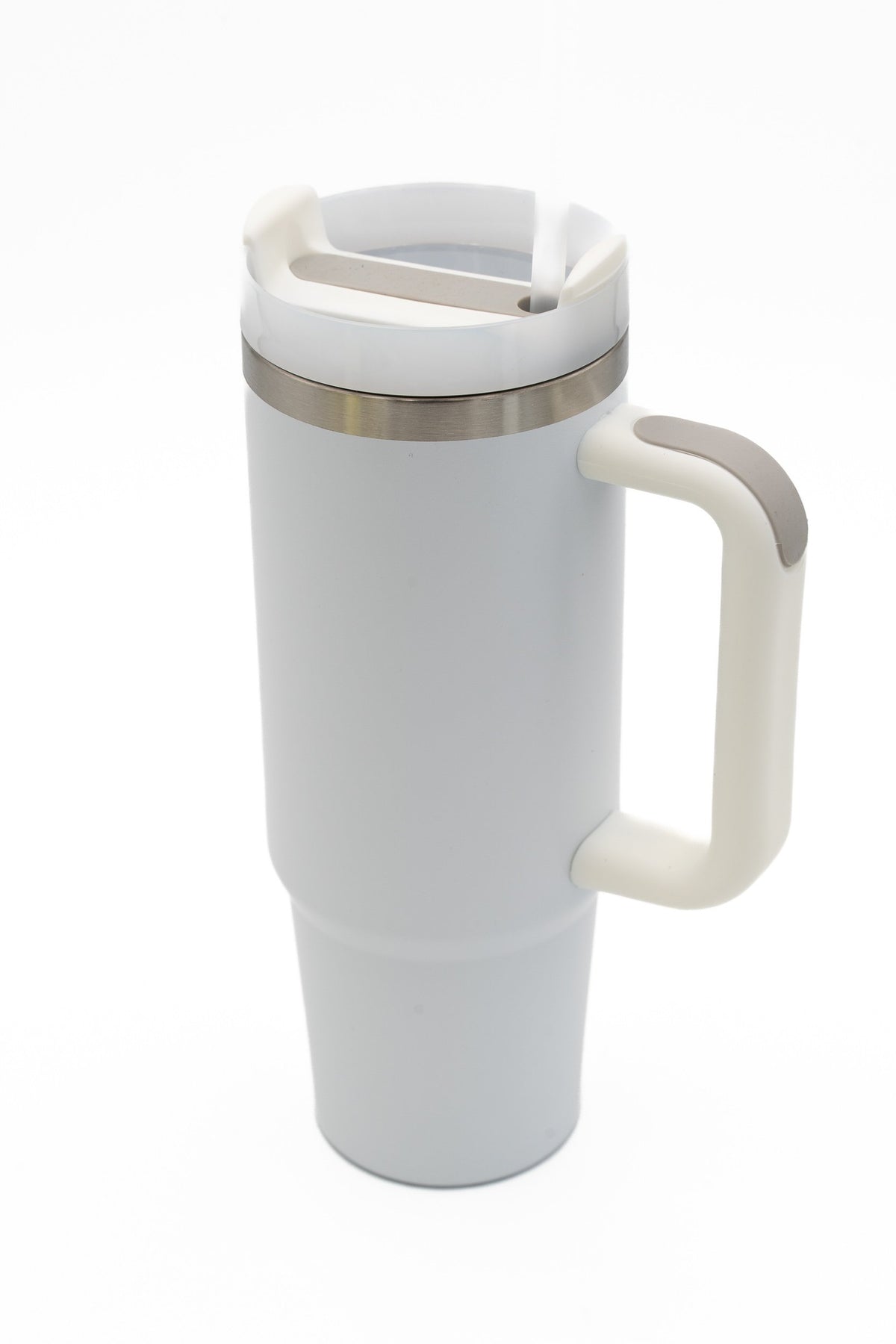 Copo térmico branco com pega ergonómica e tampa com abertura para palhinha.