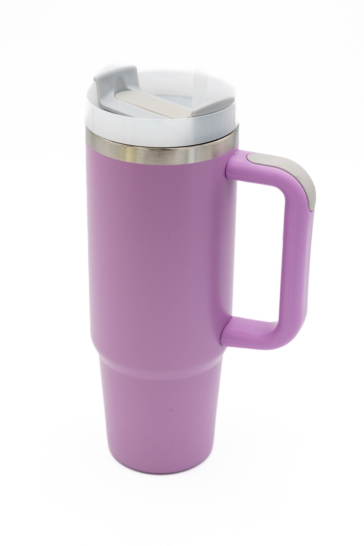 Termo cor de lavanda com pega e tampa de plástico transparente com fecho cinzento.
