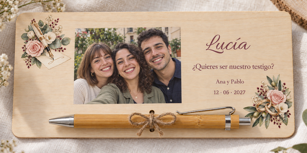 Simulação de uma placa personalizada com fotografia para testemunha de casamento; pessoas fictícias.