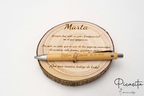 Rodela de madeira gravada a laser com o nome Marta e esferográfica de bambu