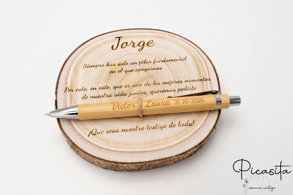 Rodela de madeira gravada a laser com o nome Jorge e esferográfica de bambu