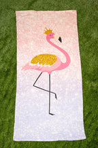 Toalla con degradado rosa y lila con dibujo de flamenco con corona dorada.