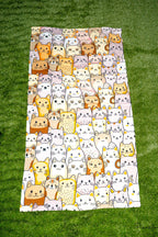 Toalla con diseño de gatos en tonos tierra, beige y blanco sobre fondo claro.