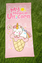 Toalla rosa con dibujo de unicornio sobre helado y texto My Magical Unicorn.