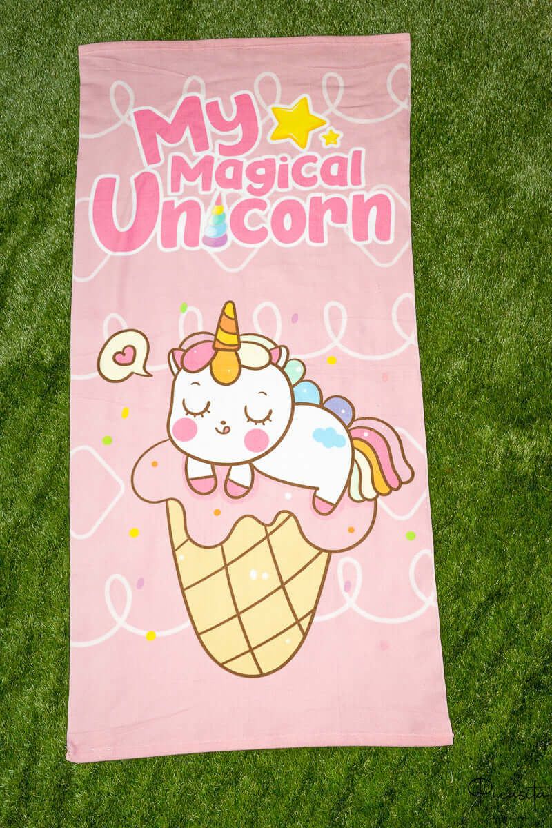 Toalla rosa con dibujo de unicornio sobre helado y texto My Magical Unicorn.
