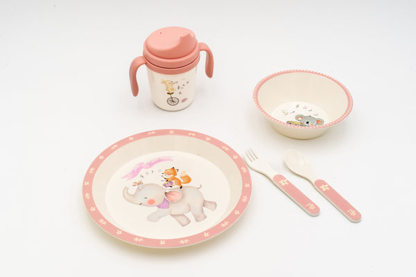 Conjunto completo de loiça infantil cor-de-rosa com ilustrações de elefante, raposa e coala músicos.